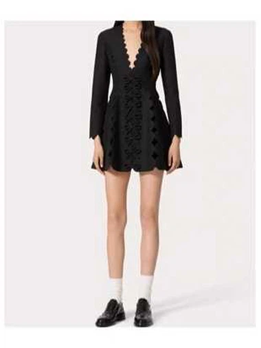 Czarna zapieknięta v - szyjka