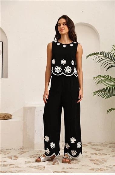Elegancki czarny haftowany kombinezon
