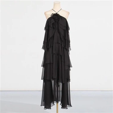 Długa czarna sukienka na jedno ramię